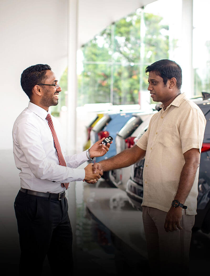 A Kia employee handing over the keys to a customer